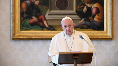 El Vaticano censuró un video en el que el papa Francisco bromea y llama al whisky "la verdadera agua bendita"