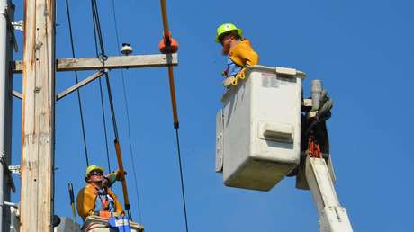 Un hombre de 88 años usa una grúa para ver a su esposa desde la ventana de un hogar de ancianos en cuarentena (VIDEO)