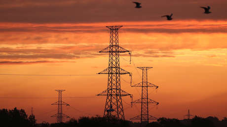 VIDEO: Una niña pide socorro mientras cuelga de un cable eléctrico a 15 metros del suelo