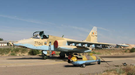 VIDEO: Un caza Su-25 dispara por accidente un misil y este mata a 5 civiles tras atravesar un camión cisterna vacío e impactar contra su casa