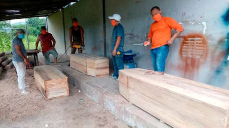 Presos de Ecuador elaboran ataúdes para enviar a Guayas, la provincia del país más golpeada por el coronavirus