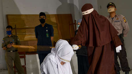 Seis indonesios son castigados de acuerdo con la ley islámica y las normas de distanciamiento social (VIDEO)