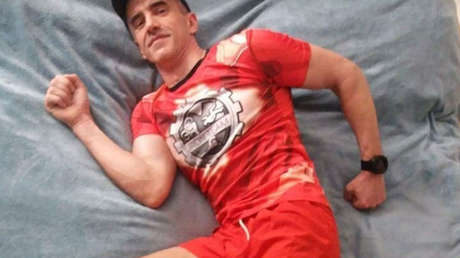 VIDEO: Un atleta ruso corre una ultramaratón de 100 kilómetros alrededor de su cama durante el confinamiento