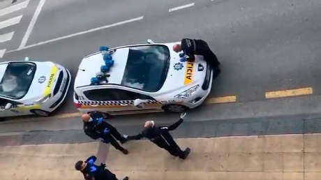 Multan en España a un transportista con 1.500 euros tras una discusión con un agente de Policía: "Estoy trabajando igual que tú" (VIDEO)