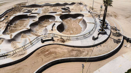 Cubren con arena una pista de 'skate' para evitar las concentraciones durante la pandemia en California, pero la gente vuelve en motos