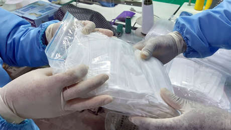 Cómo un grupo de exguerrilleros colombianos convirtió un taller en una 'fábrica' de tapabocas para combatir el coronavirus