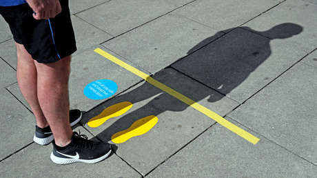 VIDEO: Un ingeniero construye un casco con un 'cañón' láser para mantener la distancia social
