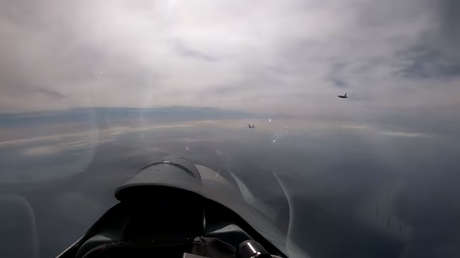 VIDEO: Momento en el que dos Su-27 rusos escoltan a un caza F-16 belga sobre el mar Báltico