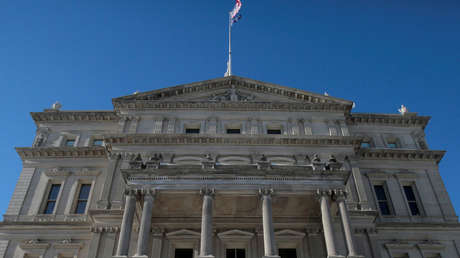Un senador de Michigan provoca revuelo en las redes al acudir a una sesión con una mascarilla con la bandera confederada