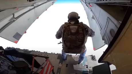 VIDEO: Tropas aerotransportadas rusas realizan el primer salto en grupo de la historia desde 10 kilómetros de altura en el Ártico