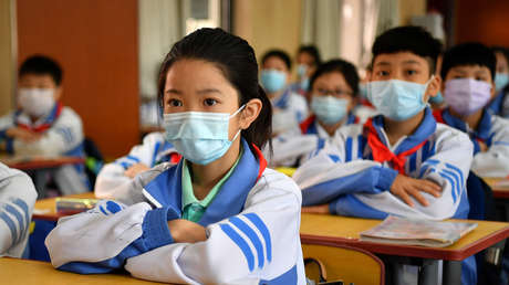 VIDEO: Alumnos chinos regresan a clases luciendo sombreros de un metro de ancho para mantener la distancia social