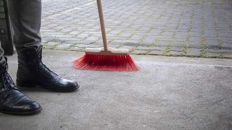 La Policía de Madagascar obliga a barrer las calles a quienes salen de casa sin mascarilla durante la pandemia (FOTO)