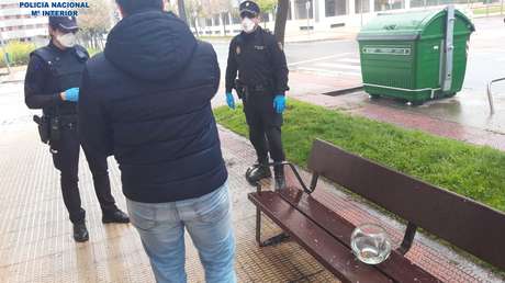 Con tal de salir, todo se vale: un hombre saca sus peces a 'pasear' durante el confinamiento en España