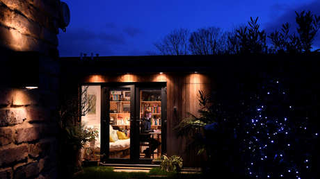 Una mujer deja en su jardín trampas de cerveza para insectos y descubre que alguien se toma la bebida