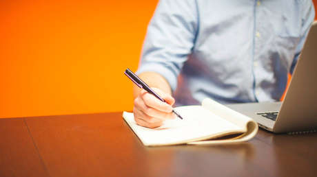 Un reportero de ABC News aparece en directo sin pantalones mientras trabajaba desde su casa (FOTO)