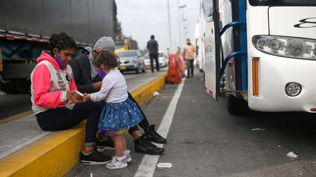 Cientos de venezolanos están varados hace tres días en una autopista en Colombia a la espera del permiso para retornar a su país