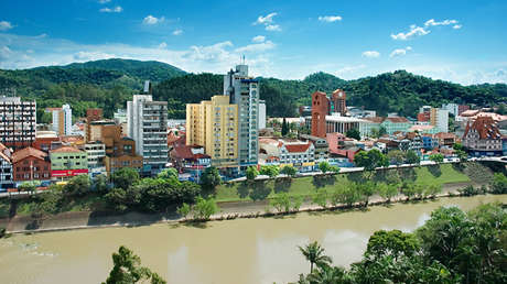 Una ciudad de Brasil reabre sus comercios y los casos de coronavirus se disparan 185 %