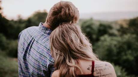 Descubren cómo se altera el cerebro de las parejas al tener contacto físico