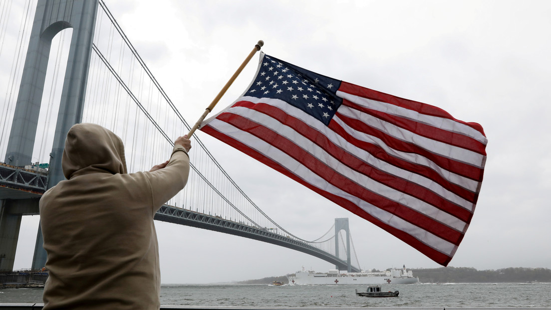 Un sacerdote español ofrece ayuda y comida a los más castigados por la pandemia en Nueva York