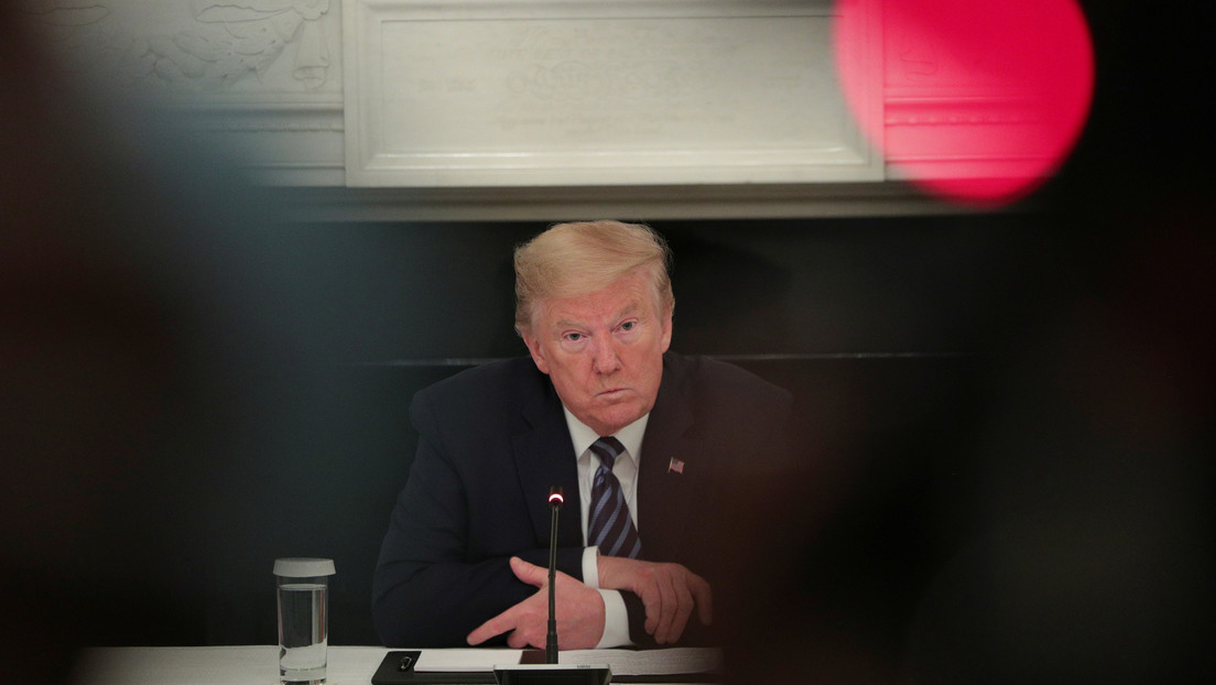 Un cineasta crea el 'reloj de las muertes de Trump' para contabilizar cuántos estadounidenses murieron por su "inacción" ante el covid-19