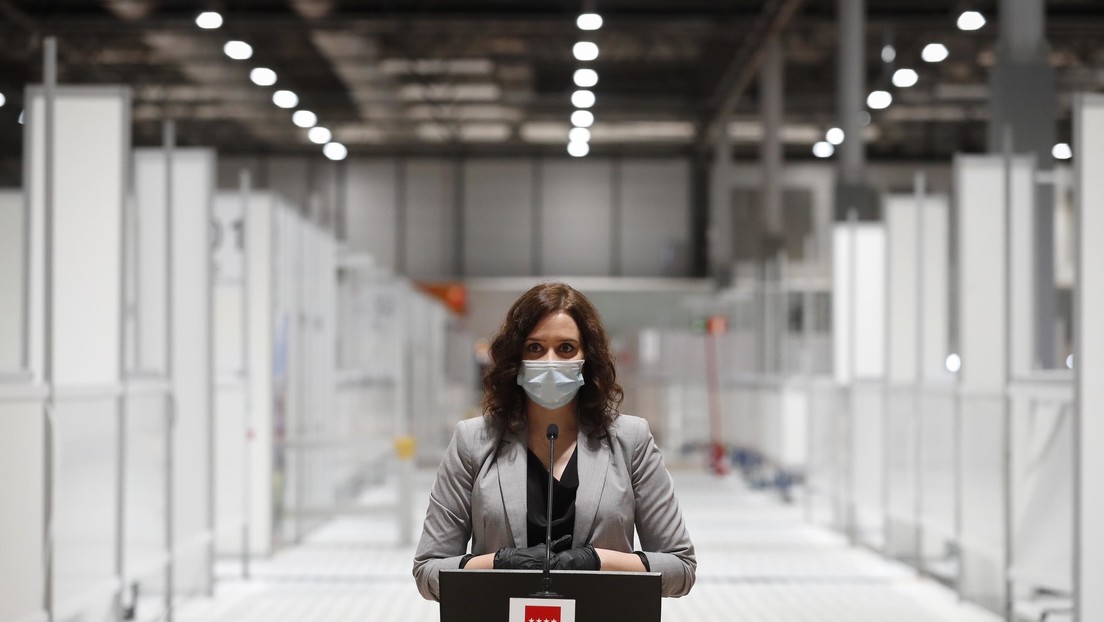 Una foto de la presidenta de Madrid inspira una avalancha de memes y agudiza la crítica sobre su gestión del coronavirus