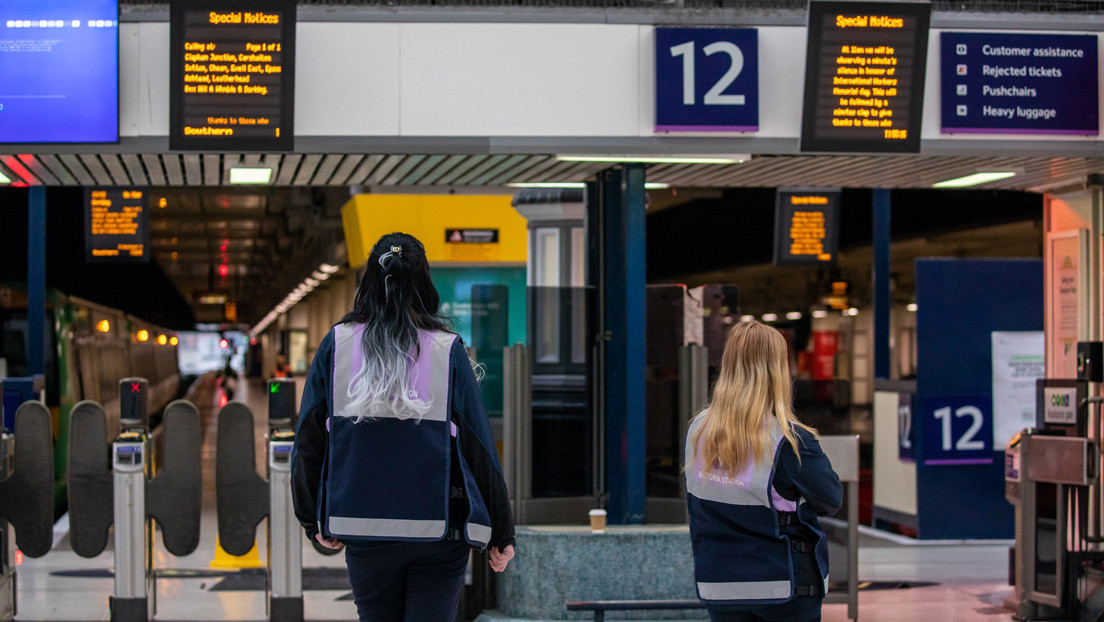 Reino Unido: Una empleada de ferrocarriles muere de coronavirus tras ser escupida por un agresor