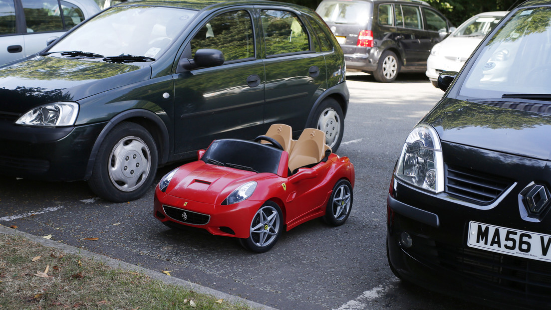 Se niegan a venderle pizza en el autoservicio por no ir en coche, se va y regresa en uno de juguete (VIDEO)