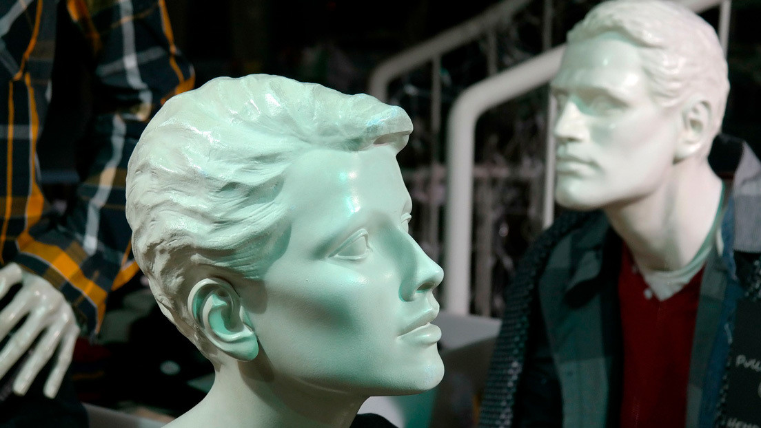 Un restaurante de EE.UU. emplea maniquíes para ocupar los asientos vacíos durante la pandemia de covid-19