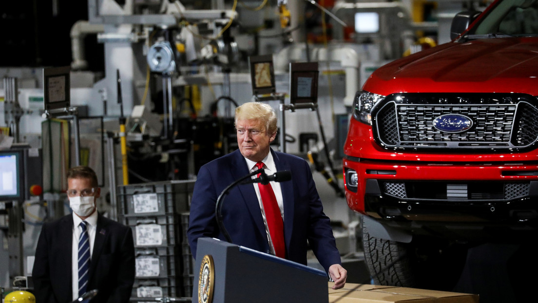 FOTO: Donald Trump se pone finalmente una mascarilla y cuenta cómo fue
