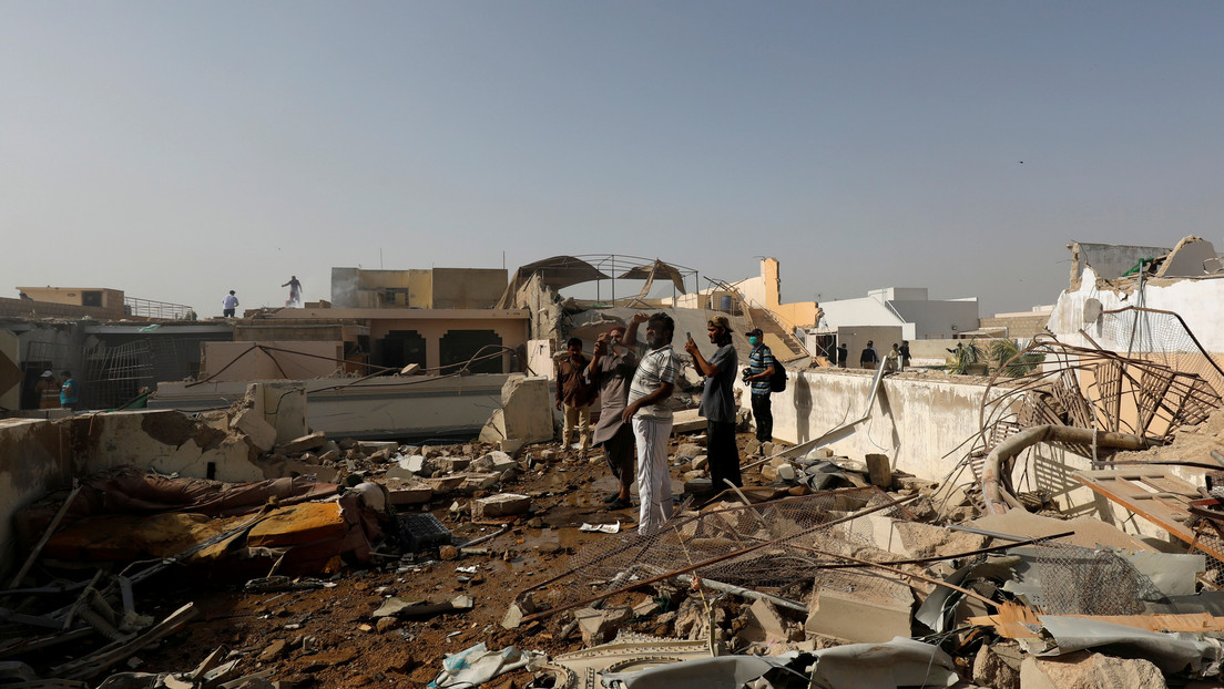 VIDEO: El momento exacto de la caída del avión pakistaní captado por cámaras de seguridad