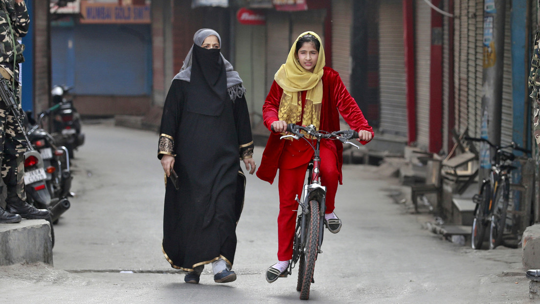 Una niña de 15 años pedalea 1.200 km con su padre a cuestas para volver a su aldea natal ante la crisis del coronavirus