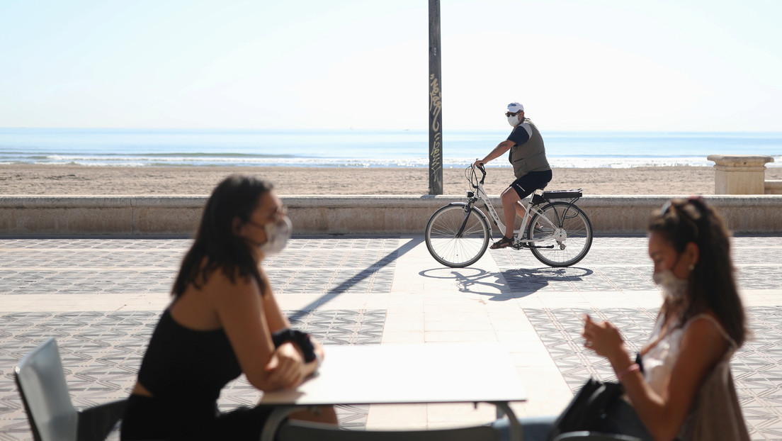 España invita a los turistas extranjeros a "planificar sus vacaciones" en el país a partir de julio