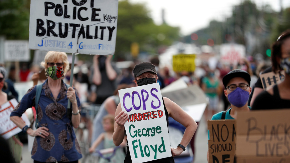 Nuevos videos arrojan luz sobre los eventos que llevaron a la muerte de un afroamericano desarmado a manos de la Policía en EE.UU.