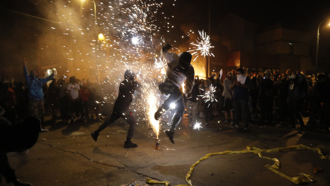 Oficiales de Mineápolis abandonan una estación de policía en medio de incendios y disturbios (VIDEO)