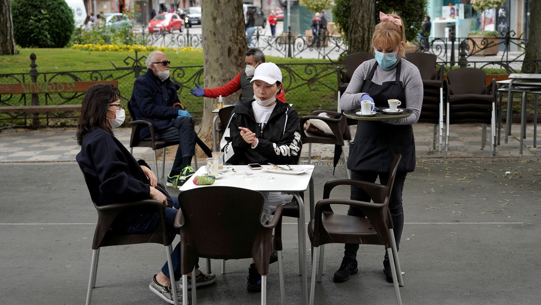 Fiestas, un cumpleaños y un autobús sin seguridad: España identifica cuatro rebrotes mientras avanza en su desescalada