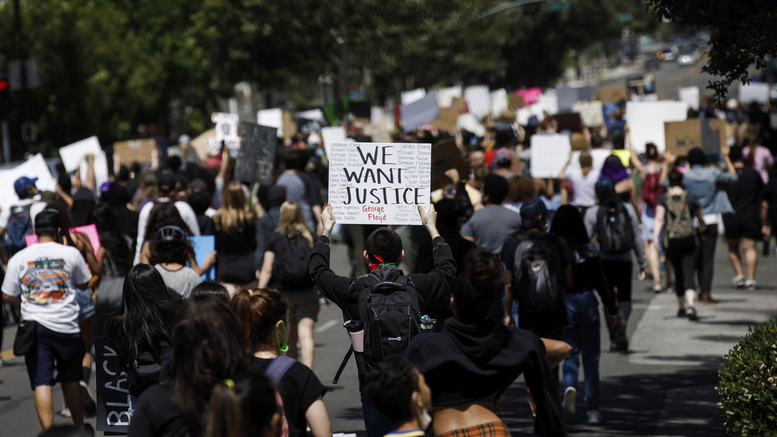 Manifestantes bloquean una autopista de California en protesta por la muerte de George Floyd (VIDEOS)