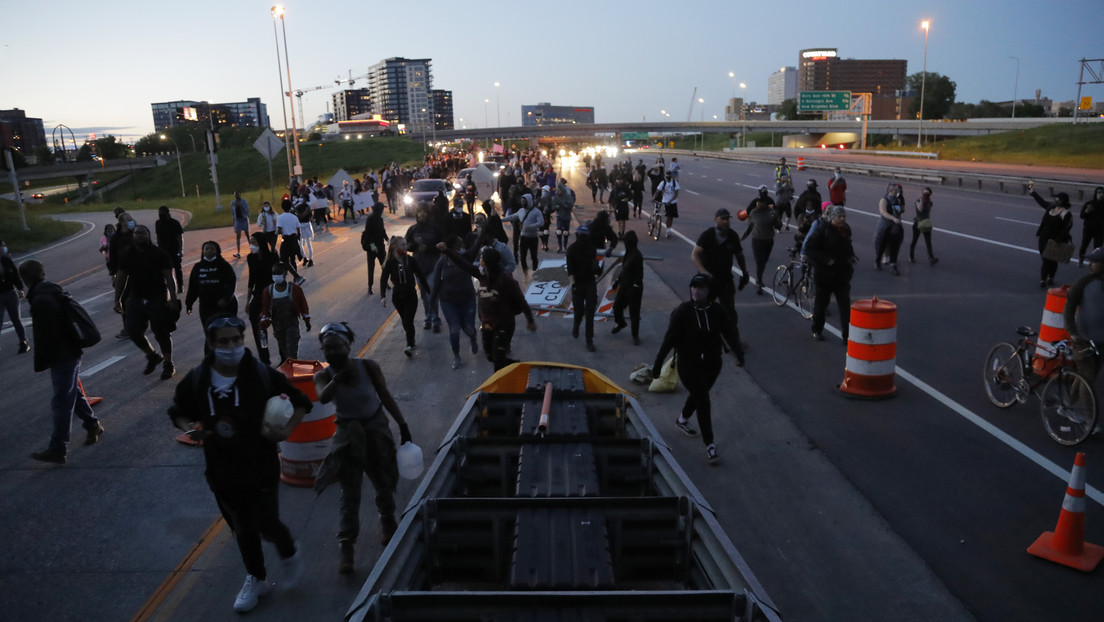 Multitudes rodean la estación de Policía en Mineápolis y sus oficiales no logran imponer el toque de queda (VIDEOS)