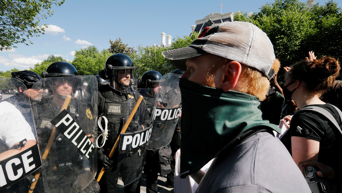 Manifestantes se enfrentan con la Policía afuera de la Casa Blanca (VIDEO)