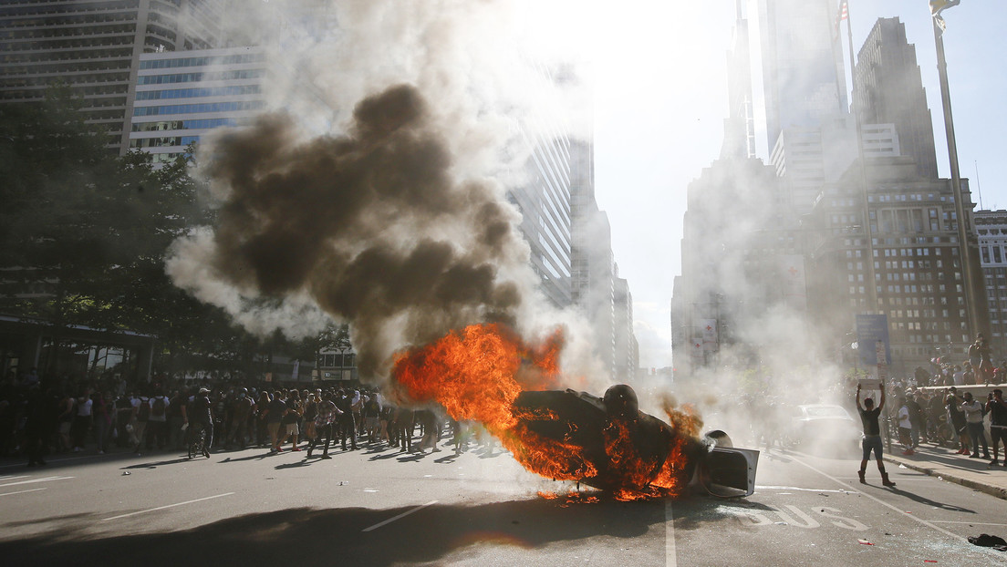 Incendian patrulleros durante una protesta en Filadelfia y el alcalde impone el toque de queda (VIDEOS)