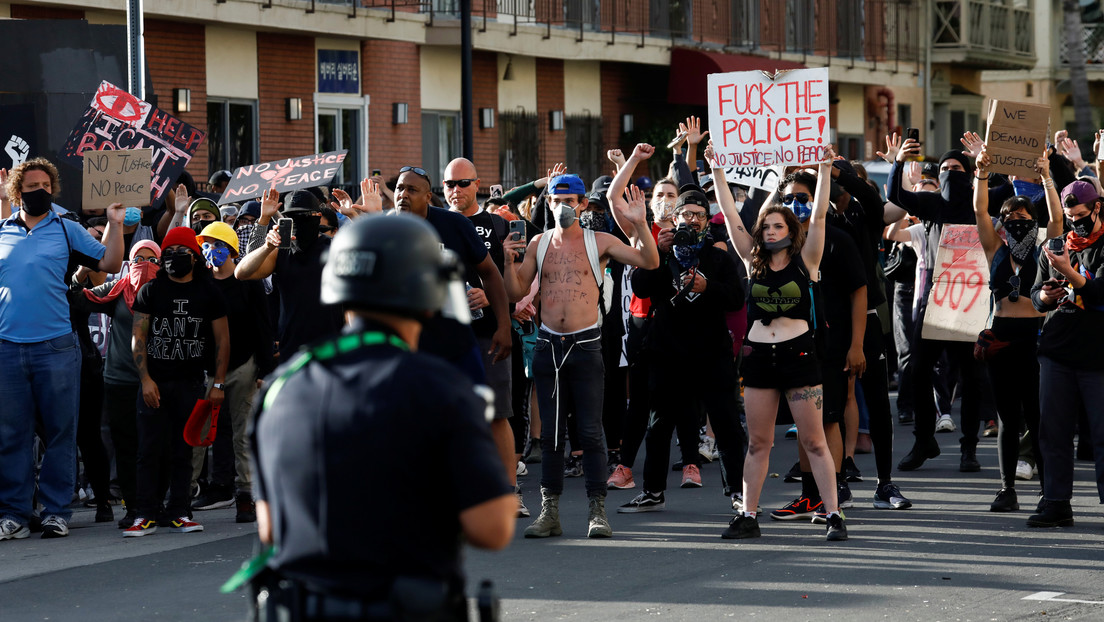 VIDEOS: Manifestantes enfurecidos derriban las puertas del canal CBS en Los Ángeles
