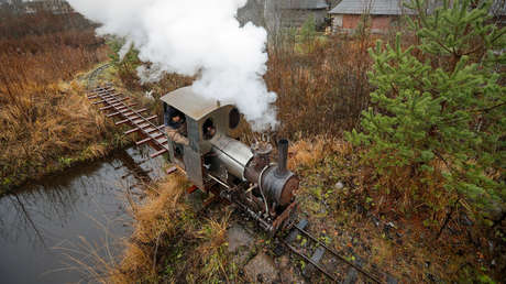 Ingeniero construye un ferrocarril hacia su casa para evitar una colina con su esposa cuando sean ancianos