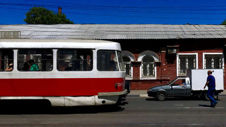 VIDEO: Comienza el uso obligatorio de tapabocas en una ciudad rusa y hasta los tranvías lo usan