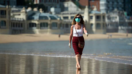 ¿Se contagia el coronavirus en playas y piscinas? Científicos españoles señalan que el sol, la sal y el calor favorecen su inactivación
