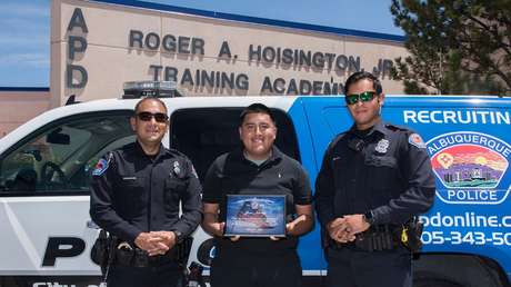 Estudiante encuentra 135.000 dólares junto a un cajero automático, los devuelve y se convierte en héroe local