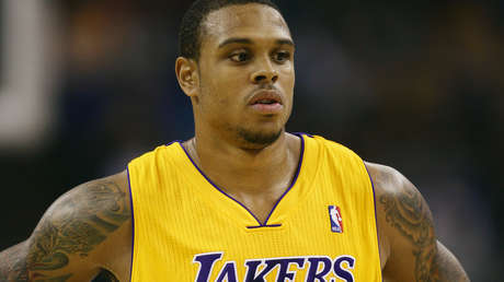 Acusan a un excampeón de la NBA de disparar con un rifle a una pareja cerca de su casa