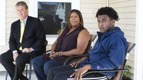 Un policía de EE.UU., acusado de allanar la casa de una familia afroamericana junto con un grupo armado