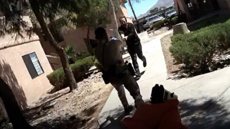 VIDEO: Un hombre en EE.UU. amenaza a policías con una espada y es abatido