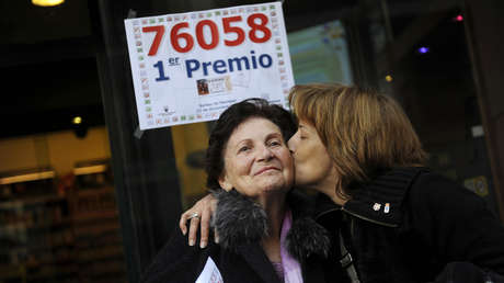 Una bisabuela gana más de un millón de dólares en la lotería y los reparte entre sus familiares