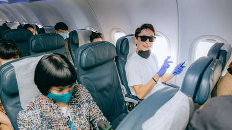 Médico comparte foto de avión lleno de pasajeros "asustados" sin el distanciamiento prometido por la aerolínea