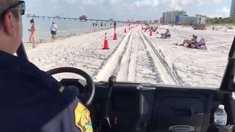 Una policía atropella con su patrullera a un jubilado que tomaba el sol en una playa de EE.UU.